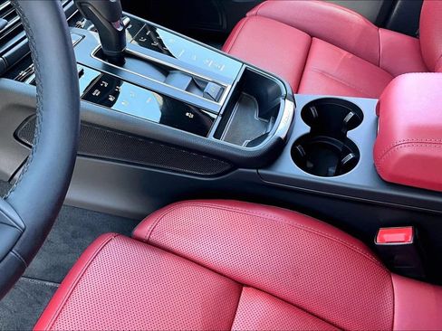 Used 2025 Porsche Macan AWD/4WD image 14