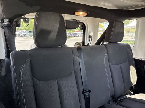Used 2016 Jeep Wrangler Unlimited Sahara w/ Connectivity Group AWD/4WD image 27