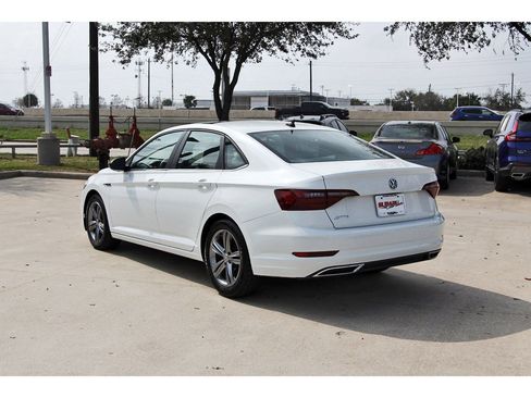 Used 2021 Volkswagen Jetta R-Line w/ R-Line Cold Weather Package image 4