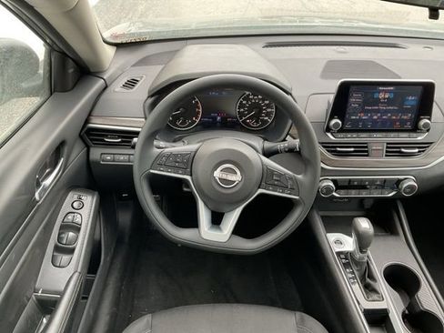 Used 2025 Nissan Altima 2.5 SV image 17