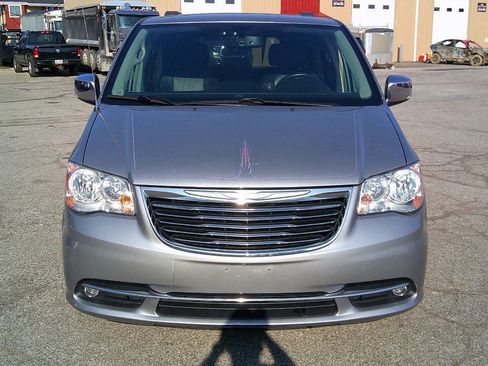 Used 2015 Chrysler Town & Country Touring-L w/ Driver Convenience Group FWD image 5