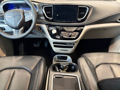 Used 2024 Chrysler Pacifica Limited FWD image 16