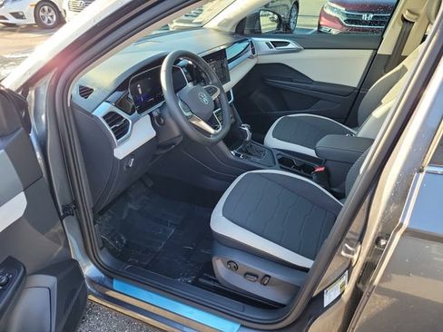 Certified 2025 Volkswagen Taos SE w/ Panoramic Sunroof Package FWD image 15