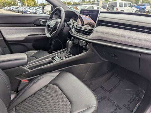 Used 2024 Jeep Compass Latitude image 9