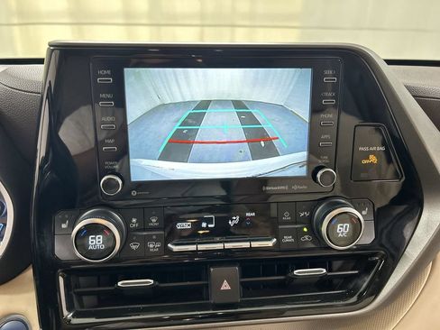Used 2021 Toyota Highlander XLE AWD/4WD image 15