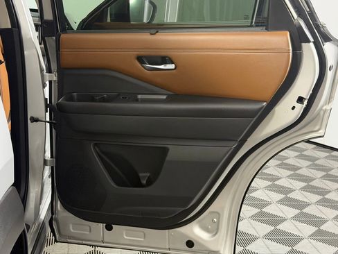 Used 2023 Nissan Pathfinder Platinum image 38