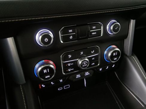 Used 2023 GMC Yukon SLT image 28