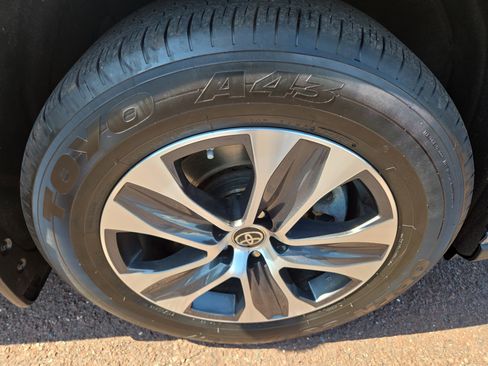 Used 2023 Toyota Highlander XLE image 9