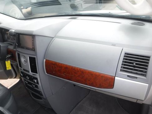 Used 2009 Chrysler Town & Country Touring image 27