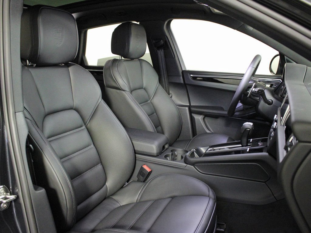 Certified 2026 Porsche Macan AWD/4WD image 38