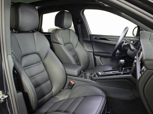 Certified 2026 Porsche Macan image 38