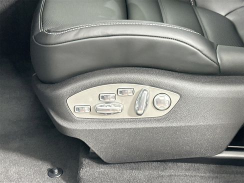 Certified 2025 Porsche Macan image 34