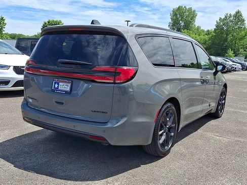 Used 2025 Chrysler Pacifica Limited FWD image 11