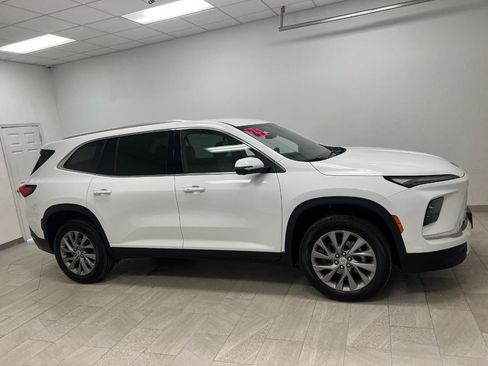 Used 2025 Buick Enclave Preferred FWD image 3