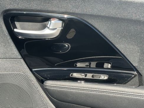 Used 2022 Kia Niro EX image 8