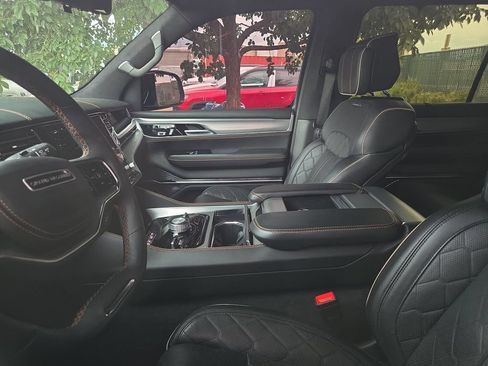 Used 2023 Jeep Grand Wagoneer Series III AWD/4WD image 3