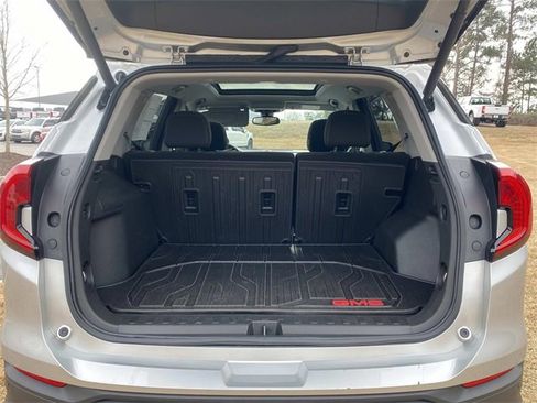 Used 2022 GMC Terrain SLE w/ Driver Convenience Package image 6