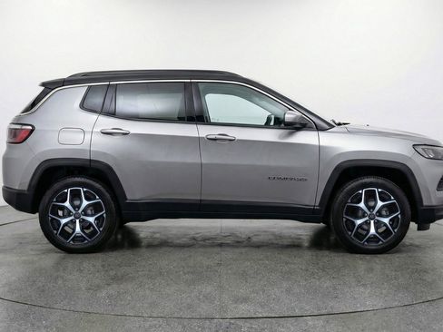 Used 2025 Jeep Compass Limited image 11