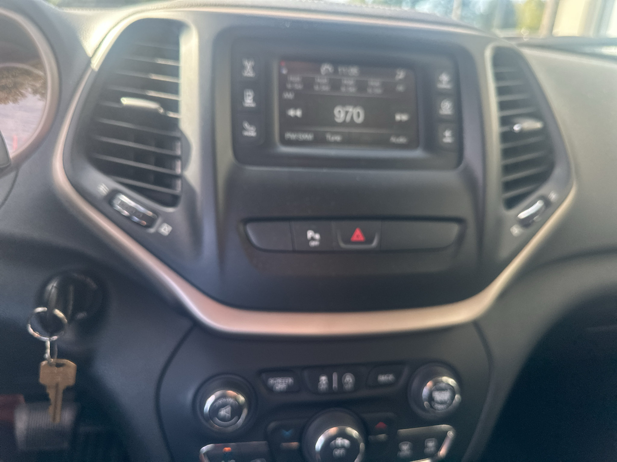 Used 2016 Jeep Cherokee Latitude w/ Safety/Convenience Group AWD/4WD image 8