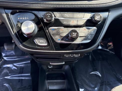 Used 2024 Chrysler Pacifica Touring image 27