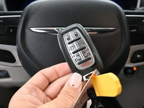 Used 2023 Chrysler Pacifica Touring-L FWD image 36