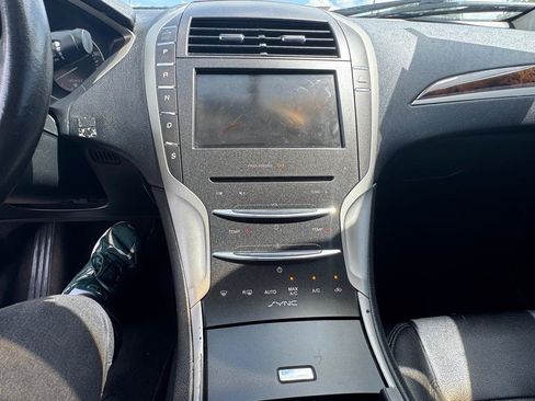 Used 2015 Lincoln MKZ FWD image 17