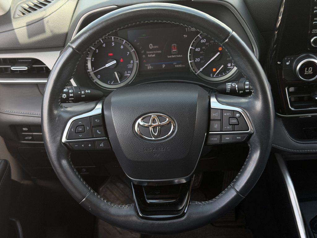 Used 2021 Toyota Highlander XLE FWD image 13