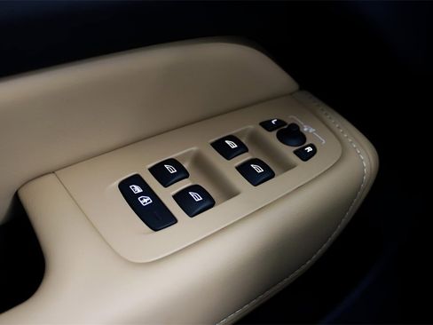 New 2025 Volvo XC60 B5 Ultra w/ Protection Package Premier image 19