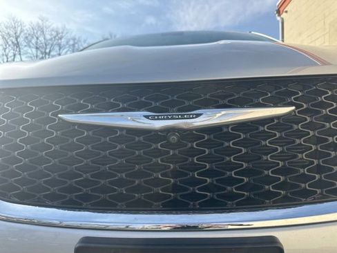 Used 2023 Chrysler Pacifica Touring-L image 9
