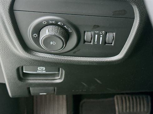 Used 2023 Jeep Grand Cherokee Limited w/ Luxury Tech Group II RWD image 16