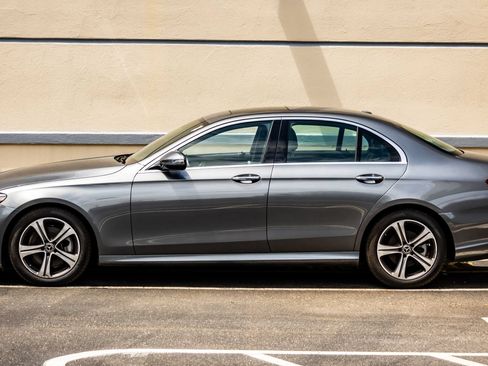 Used 2018 Mercedes-Benz E 300 4MATIC image 4