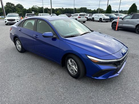 Certified 2025 Hyundai Elantra SE FWD image 3