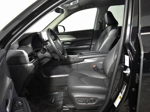 Used 2025 Toyota Grand Highlander AWD image 11