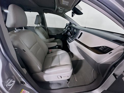 Used 2019 Toyota Sienna XLE image 35