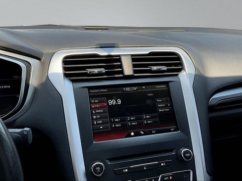 Used 2016 Ford Fusion SE image 10