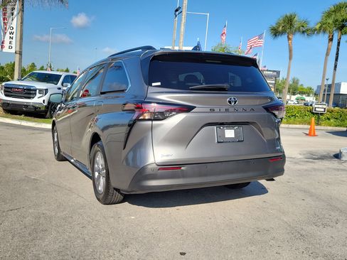 Used 2026 Toyota Sienna XLE FWD image 7