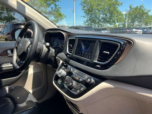Used 2020 Chrysler Voyager Lxi FWD image 32