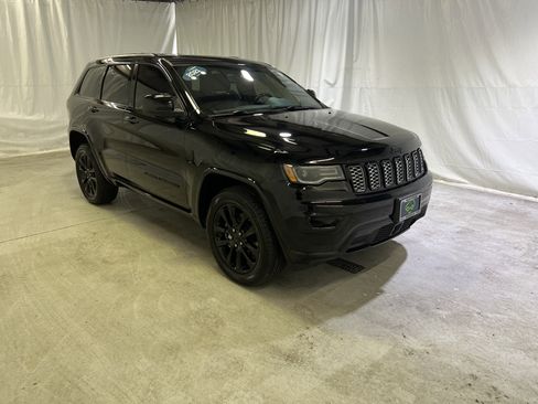 Used 2021 Jeep Grand Cherokee Laredo X AWD/4WD image 2