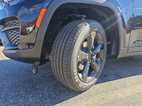 New 2025 Jeep Grand Cherokee Altitude image 31