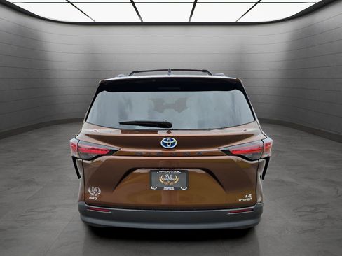 Used 2022 Toyota Sienna LE image 5