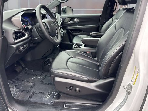 Used 2025 Chrysler Pacifica Select FWD image 9
