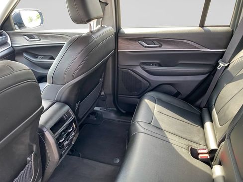 Used 2023 Jeep Grand Cherokee Limited AWD/4WD image 19
