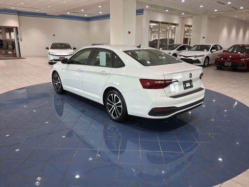 Used 2024 Volkswagen Jetta Sport image 4