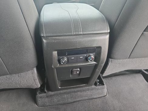Used 2023 Chevrolet Traverse LT FWD image 14