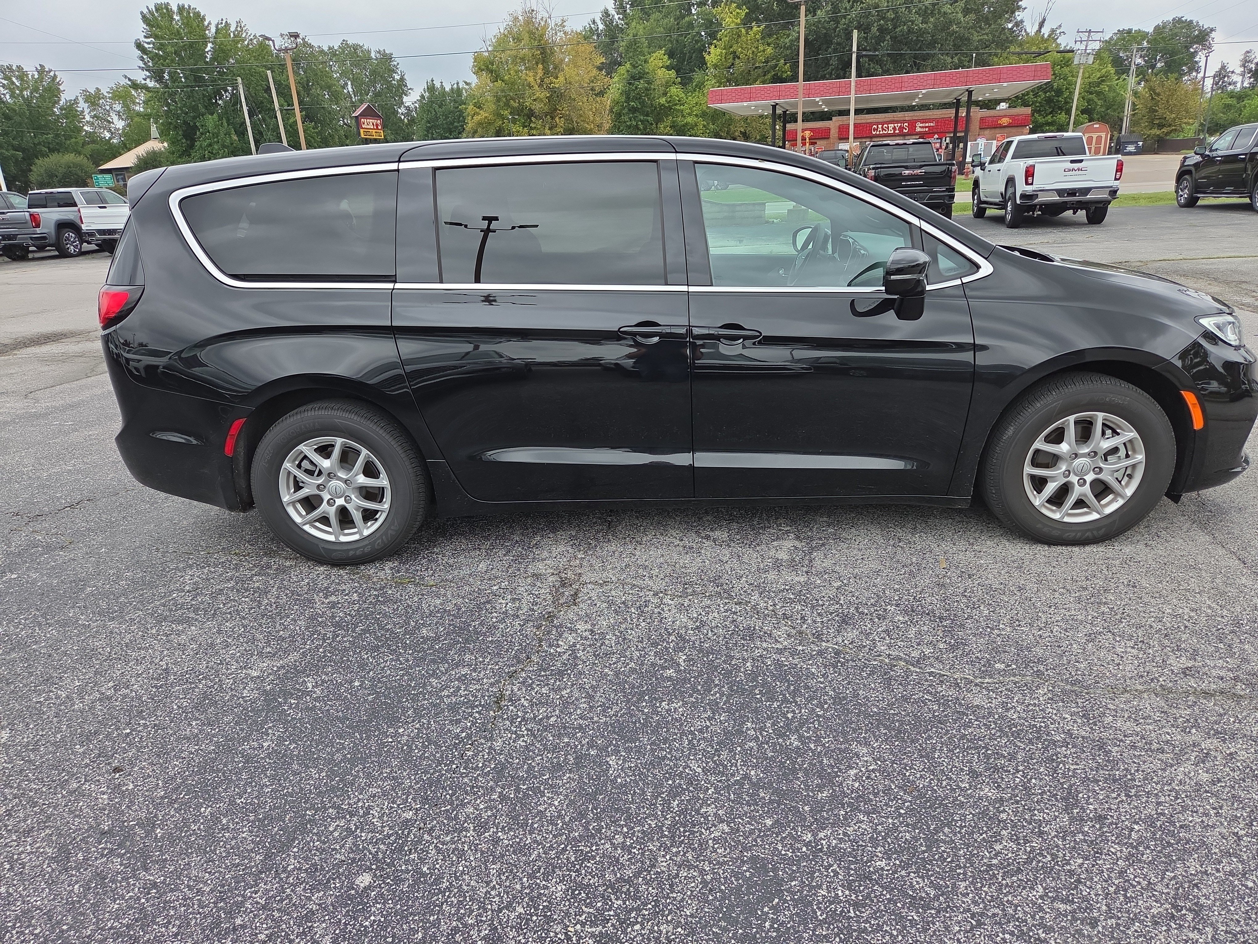 Used 2026 Chrysler Pacifica Select FWD image 3