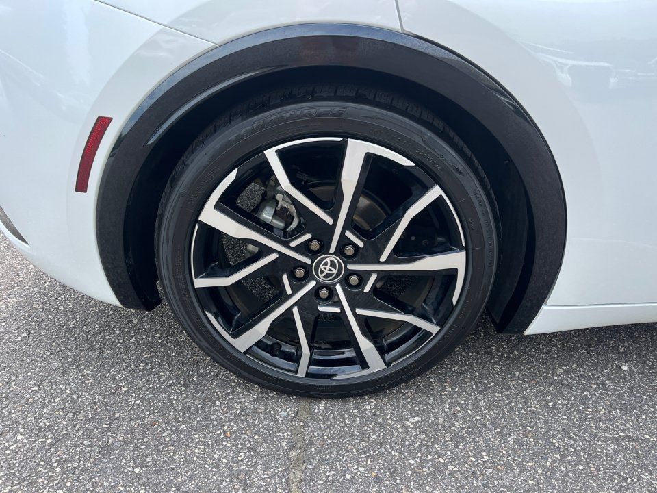 Used 2025 Toyota Prius Plug-In Hybrid FWD image 25