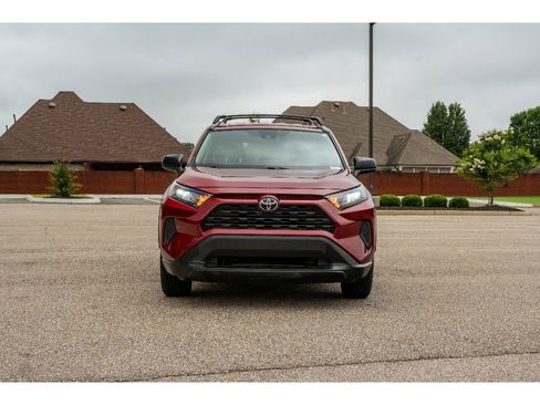 Used 2020 Toyota RAV4 LE FWD image 2