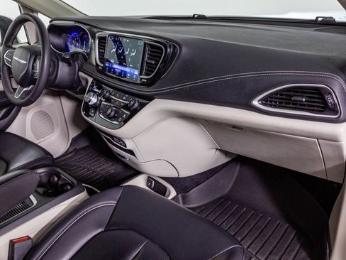 Used 2023 Chrysler Pacifica Touring-L FWD image 46