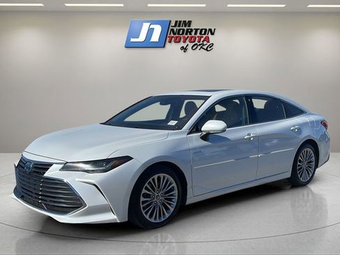 Used 2019 Toyota Avalon Limited image 1