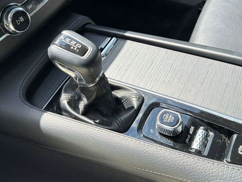 Used 2020 Volvo XC90 T6 Momentum w/ Protection Package Premier image 18